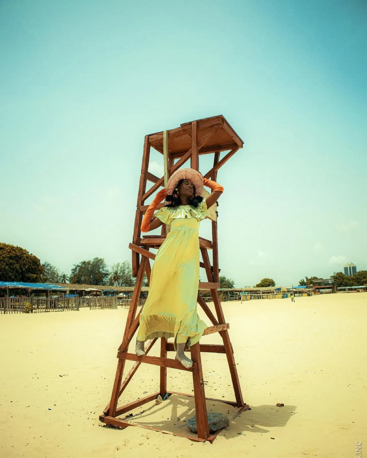 Bùsáyọ̀ — Editorial — B pixel